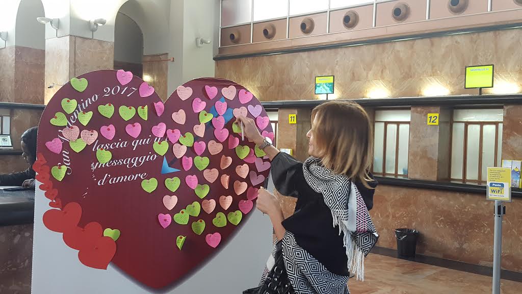 A Palermo iniziativa per San Valentino lettere d’amore scritte a mano all’ufficio postale di via Roma