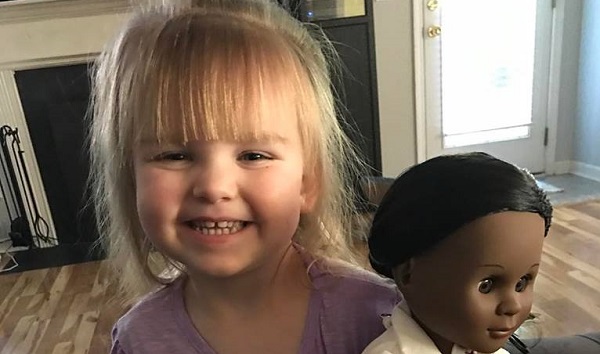 Questa splendida bimba a 2 anni ha dato una lezione di vita a un adulto: ecco cosa è successo