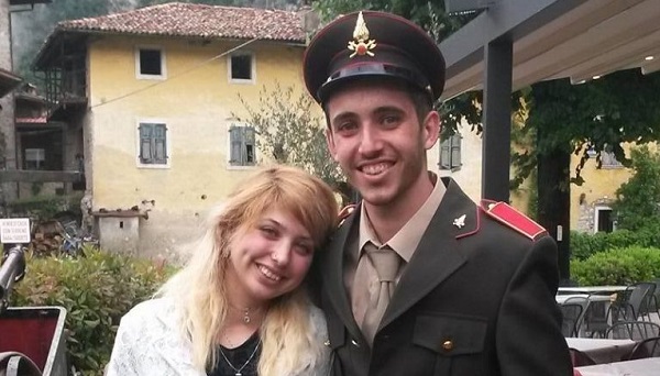 Si conoscono sin da bimbi, lei vuole lasciarlo. Il finale è drammatico