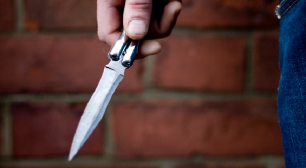 A 15 anni uccide il compagno della madre, non va in carcere. Ecco perché