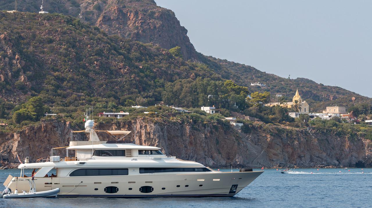 Eolie da favola: a Lipari arriva Serenity, il superyacht della famiglia reale del Bahrein